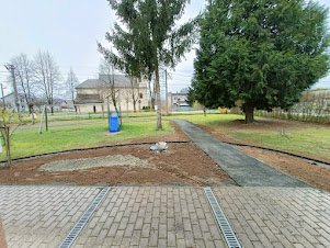 Revitalizácia verejného priestranstva - Sadové úpravy pred budovou obecného úradu v Skrabskom