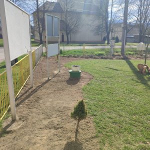 Revitalizácia verejného priestranstva - Sadové úpravy pred budovou obecného úradu v Skrabskom