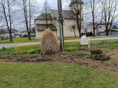 Revitalizácia verejného priestranstva - Sadové úpravy pred budovou obecného úradu v Skrabskom