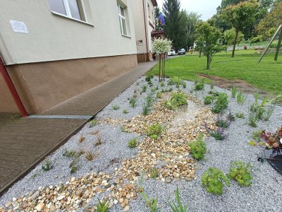 Revitalizácia verejného priestranstva - Sadové úpravy pred budovou obecného úradu v Skrabskom