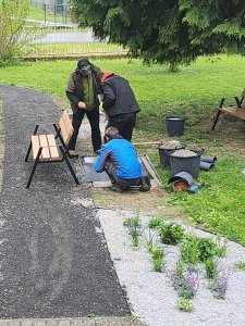 Revitalizácia verejného priestranstva - Sadové úpravy pred budovou obecného úradu v Skrabskom