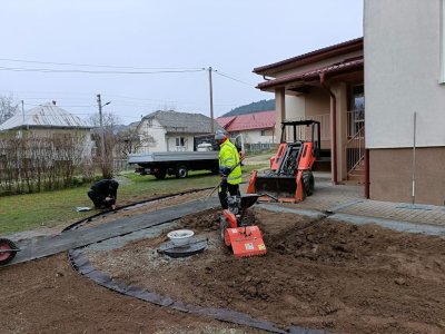 Revitalizácia verejného priestranstva - Sadové úpravy pred budovou obecného úradu v Skrabskom