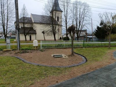 Revitalizácia verejného priestranstva - Sadové úpravy pred budovou obecného úradu v Skrabskom