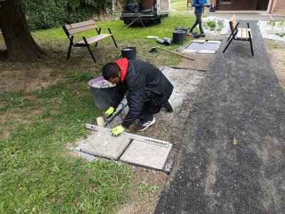Revitalizácia verejného priestranstva - Sadové úpravy pred budovou obecného úradu v Skrabskom