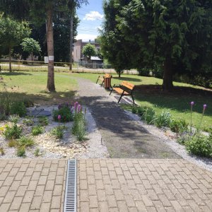 Revitalizácia verejného priestranstva - Sadové úpravy pred budovou obecného úradu v Skrabskom
