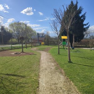 Revitalizácia verejného priestranstva - Sadové úpravy pred budovou obecného úradu v Skrabskom