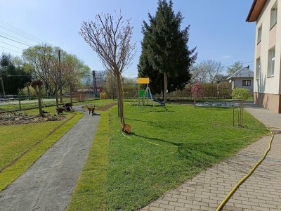 Revitalizácia verejného priestranstva - Sadové úpravy pred budovou obecného úradu v Skrabskom